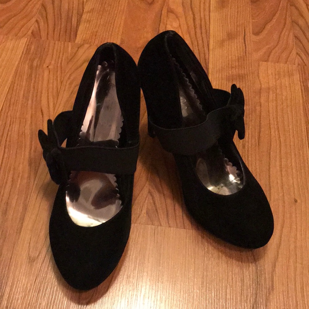 Black heels with a bow